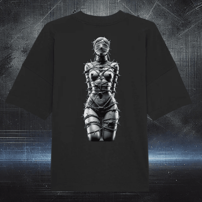 Schwarzes BDSM Techno Fusion T-Shirt mit Stacheldraht-Design einer Figur auf der Rückseite vor düsterem Hintergrund