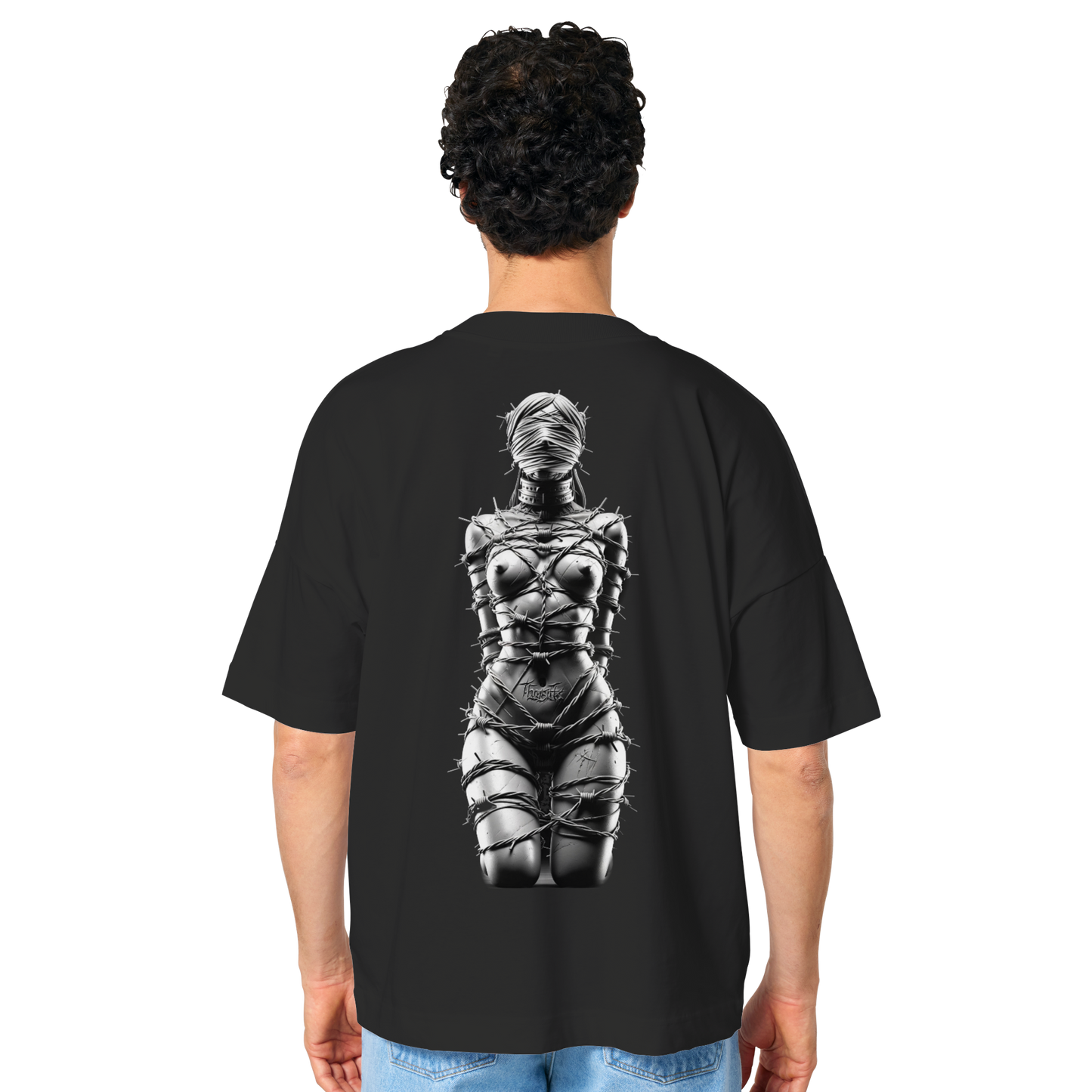 Mann trägt schwarzes DarkXnash T-Shirt mit BDSM-Stacheldraht-Design einer Figur auf der Rückseite.