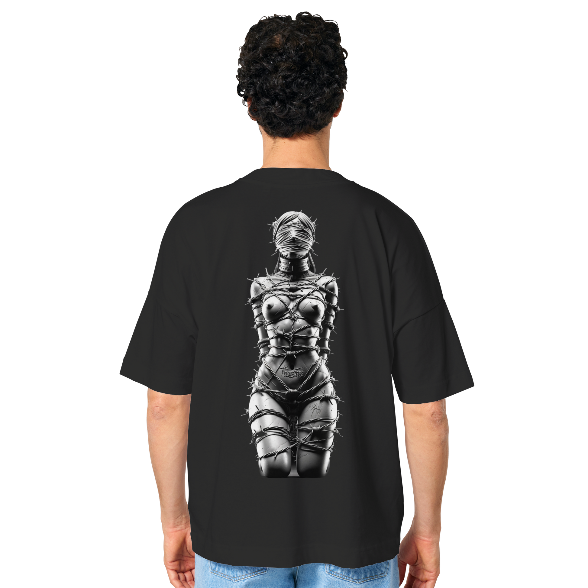 Mann trägt schwarzes DarkXnash T-Shirt mit BDSM-Stacheldraht-Design einer Figur auf der Rückseite.