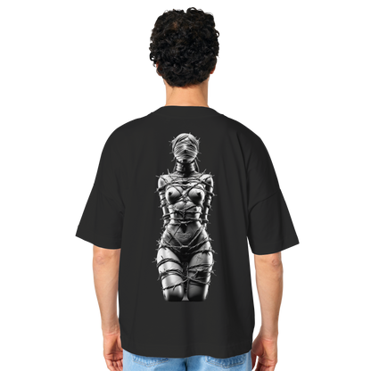 Mann trägt schwarzes DarkXnash T-Shirt mit BDSM-Stacheldraht-Design einer Figur auf der Rückseite.