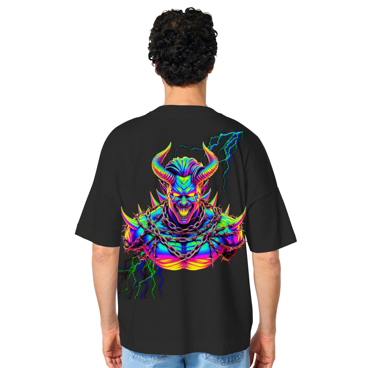 Model trägt ein schwarzes Oversize-Shirt mit großem, buntem „Neon Acid Demon“-Print auf dem Rücken. Perfekt für auffällige Techno-Outfits.