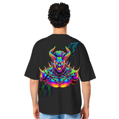 Model trägt ein schwarzes Oversize-Shirt mit großem, buntem „Neon Acid Demon“-Print auf dem Rücken. Perfekt für auffällige Techno-Outfits.