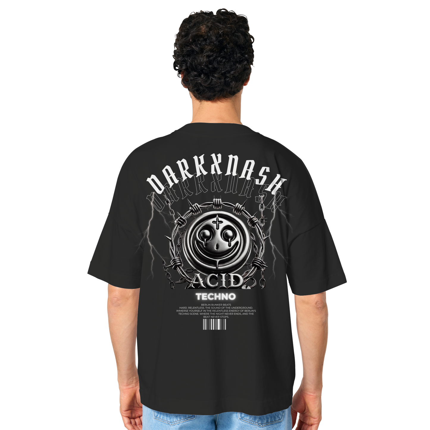 Rückansicht eines Mannes im Acid Techno Shirt mit DarkXNash-Logo, Smiley-Design, Blitzmotiven und Acid-Kultur-Elementen.