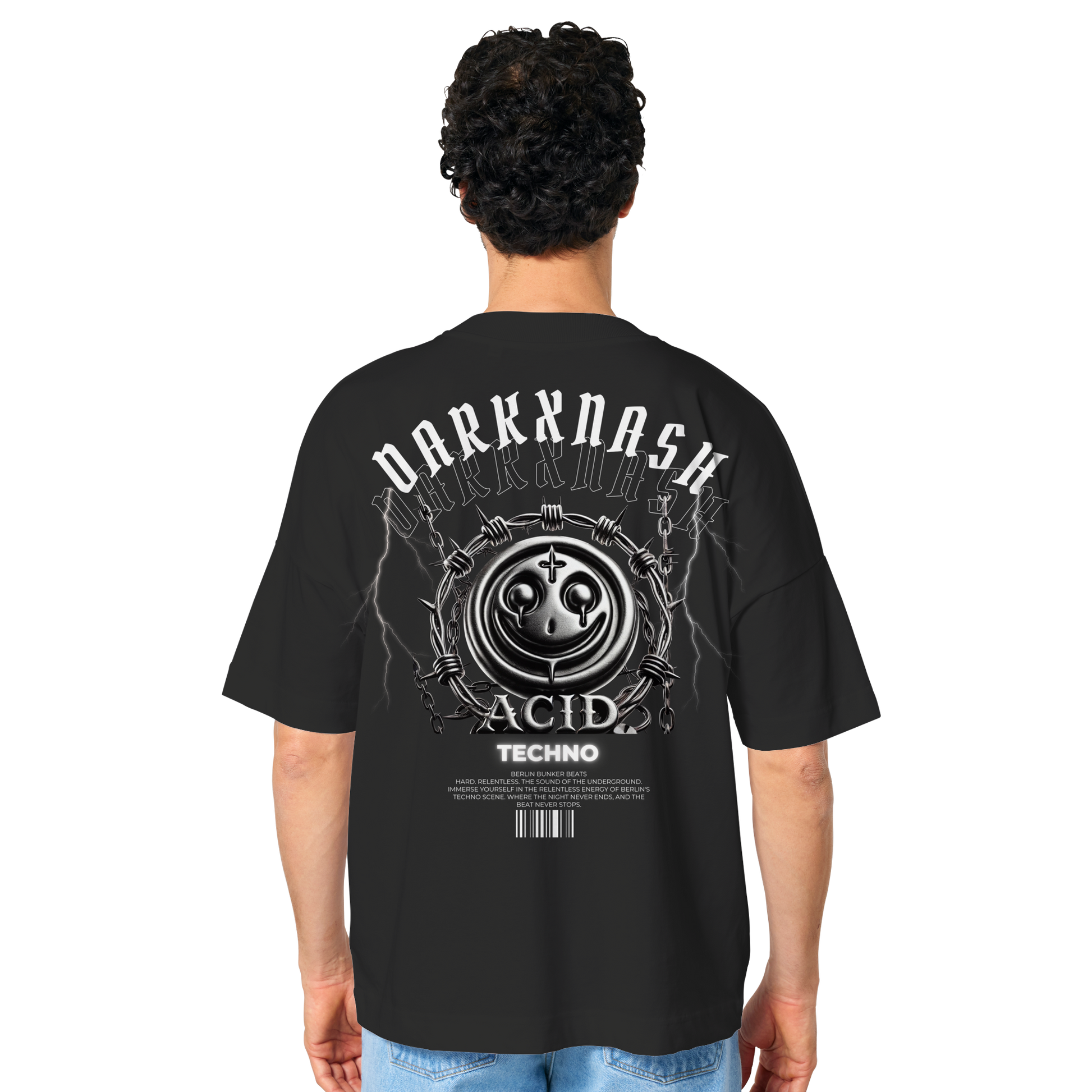 Rückansicht eines Mannes im Acid Techno Shirt mit DarkXNash-Logo, Smiley-Design, Blitzmotiven und Acid-Kultur-Elementen.