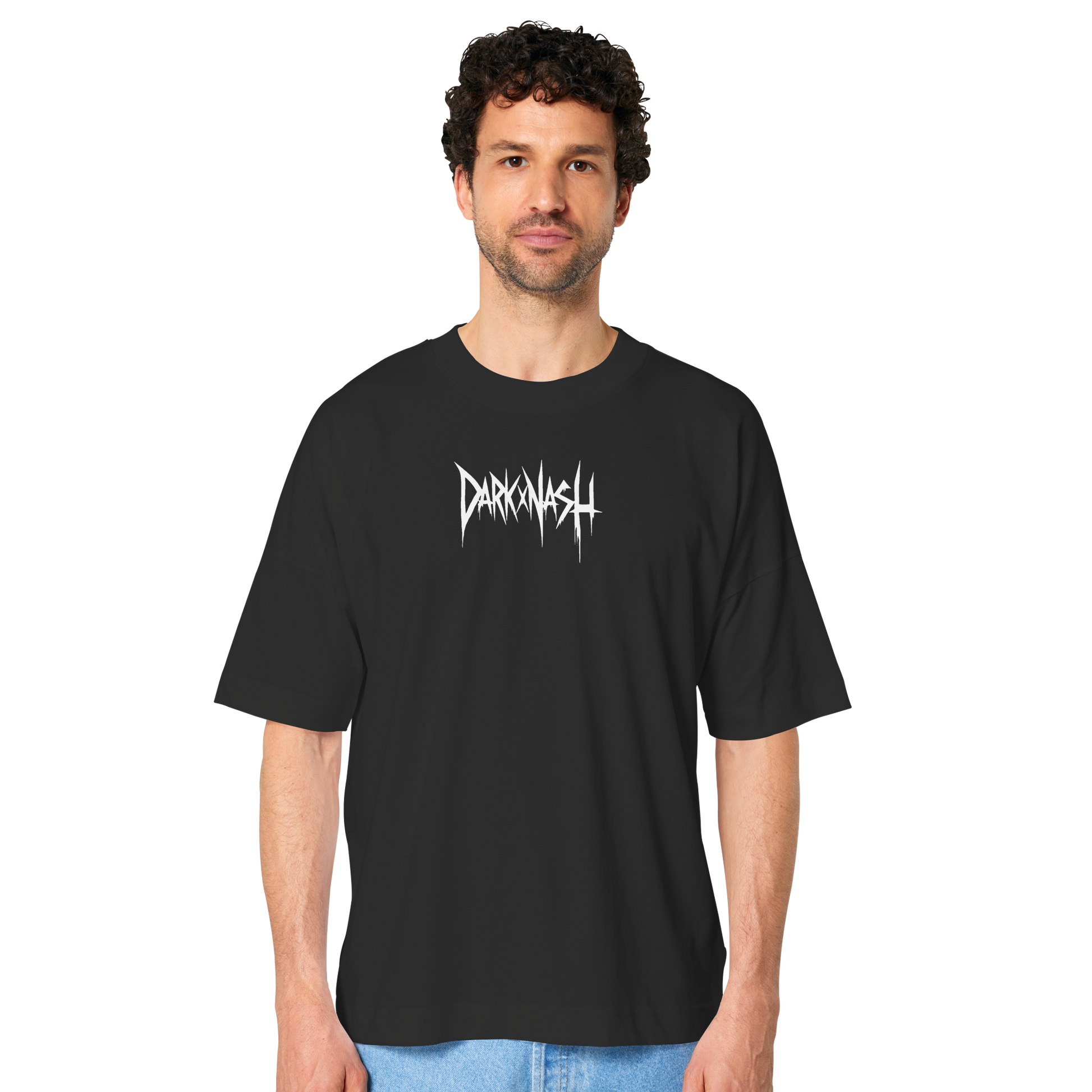 Mann trägt schwarzes DarkXnash T-Shirt mit Logo auf der Vorderseite, schlichtes Design.
