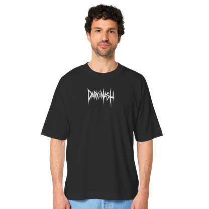 Mann trägt schwarzes DarkXnash T-Shirt mit Logo auf der Vorderseite, schlichtes Design.
